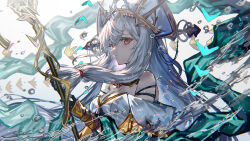  1girl arknights breasts cleavage commentary dress green_scarf grey_hair hat highres holding holding_staff long_hair looking_at_viewer low-tied_sidelocks medium_breasts official_alternate_costume phoenix_crown ran&#039;ou_(tamago_no_kimi) red_eyes scarf sidelocks simple_background skadi_(arknights) skadi_the_corrupting_heart_(arknights) skadi_the_corrupting_heart_(sublimation)_(arknights) solo staff tropical_fish upper_body very_long_hair water water_drop white_background white_dress white_hat 