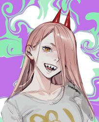  1girl @_@ abstract_background artist_name chainsaw_man collarbone demon_horns hair_over_one_eye horns kamo_(kamonegioisi) long_hair looking_at_viewer open_mouth pink_hair power_(chainsaw_man) sharp_teeth shirt solo teeth twitter_username upper_body white_shirt yellow_eyes  rating:General score:11 user:danbooru