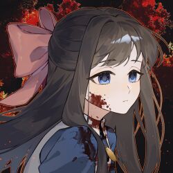  1girl aya_drevis black_background blood blood_on_clothes blood_on_face blood_splatter blue_eyes blue_shirt bow brown_hair chinese_commentary closed_mouth collared_vest commentary_request empty_eyes expressionless eyelashes gleam hair_bow highres jewelry light_frown long_hair low-t mad_father outline pendant pink_bow puffy_sleeves red_outline shirt simple_background solo spoilers upper_body vest white_eyes 