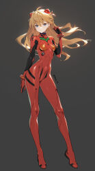  1girl ahoge arm_at_side blue_eyes bodysuit breasts brown_hair commentary eyebrows_hidden_by_hair floating_hair full_body grey_background hair_ornament hairpods hand_up highres interface_headset legs long_hair long_legs looking_at_viewer neon_genesis_evangelion pilot_suit plugsuit red_bodysuit revision siino simple_background skin_tight small_breasts solo souryuu_asuka_langley twitter_username 
