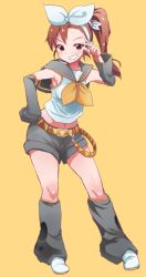  1girl arm_warmers blush brown_hair cosplay futami_mami grin hair_ribbon hand_on_own_hip headset idolmaster idolmaster_(classic) kagamine_rin kagamine_rin_(cosplay) leg_warmers long_hair midriff navel ribbon sailor_collar shift_(waage) shimoda_asami shorts side_ponytail smile solo treble_clef vocaloid voice_actor_connection yellow_background 
