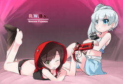  2girls adapted_costume barefoot bed between_toes blue_eyes blue_skirt brown_hair character_doll chibi copyright_name curtains earrings feet gun hood jewelry knight_(rwby) long_hair lying midriff mouth_hold multiple_girls naik navel no_shoes one_eye_closed ruby_rose rwby scar short_hair side_ponytail grey_eyes single_sock skirt socks toes weapon weiss_schnee white_hair wink  rating:Sensitive score:44 user:danbooru