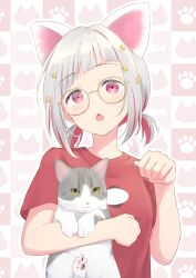  1girl absurdres animal animal_ears brown-framed_eyewear brown_background cat cat_ears chestnut_mouth commentary_request diagonal_bangs fake_animal_ears fang glass grey_hair grid_background hair_ornament highres holding holding_animal holding_cat link!_like!_love_live! love_live! low_twintails multicolored_hair paw_pose paw_print paw_print_background pink_eyes red_hair red_shirt round_eyewear shirt short_hair short_sleeves short_twintails sidelocks skin_fang solo star_(symbol) star_hair_ornament streaked_hair t-shirt twintails upper_body white_background yugiri_tsuzuri yutuki_ame 