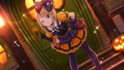  1girl 22/7 22/7_ongaku_no_jikan ;3 black_gloves blonde_hair closed_mouth dress game_cg gloves green_eyes hair_ribbon halloween halloween_costume hand_on_own_hip highres jack-o&#039;-lantern leaning_forward lens_flare light_particles multicolored_clothes multicolored_dress non-web_source official_art one_eye_closed orange_dress outdoors pointing pointing_up purple_dress purple_thighhighs red_ribbon ribbon saito_nicole short_sleeves solo sparkle thighhighs window wooden_door 