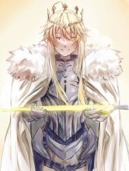  1girl anomeneko armor artoria_pendragon_(fate) artoria_pendragon_(lancer)_(fate) blonde_hair breastplate cape crown excalibur_(fate/stay_night) eyebrows_hidden_by_hair fate/grand_order fate_(series) fur_trim gauntlets glowing glowing_sword glowing_weapon green_eyes holding holding_sword holding_weapon light_smile looking_at_viewer sidelocks smile solo sword weapon white_cape 