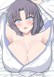  1girl absurdres bed bed_sheet blue_eyes blush bow breasts cleavage closed_mouth covered_navel dmastumoto grey_hair hair_bow highres japanese_clothes kimono large_breasts looking_at_viewer low_neckline lying medium_hair on_back on_bed open_mouth parted_bangs ribbon-trimmed_kimono senran_kagura smile solo striped_bow upper_body white_bow white_kimono yumi_(senran_kagura) 