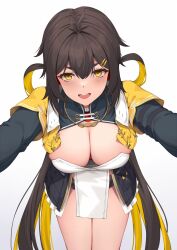  1girl aether_gazer black_hair blonde_hair breasts colored_inner_hair highres jinwu_(aether_gazer) large_breasts leaning_forward long_hair looking_at_viewer multicolored_hair open_mouth pak_ce solo two-tone_hair very_long_hair white_background yellow_eyes 