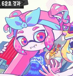  1girl 1other blue_bow blue_shirt bow chewing closed_mouth commentary_request dot_nose flingza_roller_(splatoon) food food_on_face holding holding_food holding_weapon inkling inkling_girl inkling_player_character korean_commentary medium_hair nintendo pink_hair print_shirt red_eyes seanwich_(splatoon) shirt short_twintails solo_focus splatoon_(series) star_(symbol) star_in_eye symbol_in_eye tentacle_hair twintails ufo_sw upper_body wavy_hair weapon 