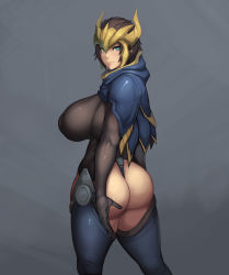 1girl alternate_breast_size armor ass bad_id bad_pixiv_id blue_eyes breasts brown_hair chaps curvy female_focus forehead_protector grey_background highres hip_focus huge_ass huge_breasts league_of_legends lips looking_at_viewer looking_back metal_owl_(aden12) quinn_(league_of_legends) short_hair sideboob smile solo thick_thighs thighs thong wide_hips rating:Explicit score:150 user:Marcerner