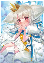  animal_ear_fluff animal_ears ascot asymmetrical_legwear balloon blue_bow blue_ribbon blue_sash blush bow bowtie coat coat_on_shoulders commission crown feet_out_of_frame flower fox_ears fox_girl fox_tail frilled_vest frills full-face_blush fur-trimmed_coat fur_trim grey_hair hair_between_eyes hair_bow hair_ornament hair_ribbon hair_scrunchie head_tilt high_collar highres indoors interlocked_fingers large_ears large_tail lips long_hair looking_at_viewer low_twintails original own_hands_together red_eyes ribbon rose sakurada_shiro_(hy_plus) sakurada_shiro_(royal)_(hy_plus) sash scrunchie shoulder_sash single_bare_leg sitting skeb_commission smile tail thank_you thighhighs tito_(osakanakana0_0) twintails uneven_legwear very_long_hair vest white_coat white_flower white_hair white_rose white_thighhighs white_unitard window zettai_ryouiki 