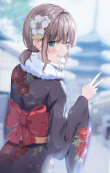 1girl absurdres aqua_eyes back_bow black_kimono blunt_bangs blurry blurry_background blush bow brown_hair commentary_request day eyelashes eyes_visible_through_hair fingernails floral_print flower from_behind fur-trimmed_kimono fur_trim furisode grin hair_flower hair_intakes hair_ornament hand_up happy happy_new_year highres idolmaster idolmaster_shiny_colors japanese_clothes kimono kukeylove leaf_hair_ornament long_sleeves looking_at_viewer looking_back medium_hair new_year omikuji outdoors print_kimono red_bow serizawa_asahi short_twintails sidelocks smile solo tsurime twintails v white_flower wide_sleeves winter 