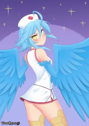  1girl ahoge alternate_costume artist_name bird_legs blue_feathers blue_hair blue_wings blush breasts bright_pupils dress eyebrows_hidden_by_hair feathered_wings feathers hair_between_eyes harpy hat highres looking_at_viewer looking_back medium_hair monster_girl monster_musume_no_iru_nichijou nurse_cap purple_background rosalhymn sidelocks small_breasts smile solo sparkle white_dress winged_arms wings yellow_eyes 