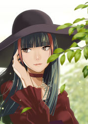  1girl black_hair blurry blurry_background choker crimson_(vtuber) hat highres indie_virtual_youtuber jewelry large_hat leaf light_particles long_hair multicolored_hair necklace parted_lips pearl_necklace pink_lips plant red_choker red_eyes red_hair shiomiya_iruka solo streaked_hair upper_body virtual_youtuber wind 