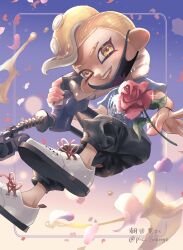  1boy absurdres black_shorts blonde_hair blue_shirt commentary_request e-liter_4k_(splatoon) eyebrow_cut flower foot_out_of_frame gradient_background gun highres holding holding_flower holding_gun holding_weapon koyomi_yamai looking_at_viewer male_focus mask mohawk mouth_mask nintendo octoling octoling_boy octoling_player_character print_shirt purple_background red_flower red_rose rose shirt shoes short_hair shorts smile solo sparkle splatoon_(series) splatoon_3 teeth tentacle_hair weapon white_footwear yellow_eyes 