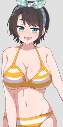 1girl :d absurdres bikini blue_eyes breasts brown_hair cleavage grey_background headband highres hololive kidoriyacats large_breasts looking_at_viewer navel oozora_subaru oozora_subaru_(hololive_summer_2019) open_mouth short_hair simple_background smile solo striped_bikini striped_clothes swimsuit virtual_youtuber yellow_bikini