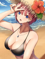  1girl beach bikini black_bikini blue_eyes blue_sky breasts cleavage clip_studio_paint_(medium) cloud commentary_request earrings flower go-toubun_no_hanayome hair_between_eyes halterneck hand_up hat hat_flower hibiscus highres jewelry large_breasts looking_at_viewer nakano_ichika necklace o-ring o-ring_bikini ocean open_mouth outdoors pink_hair short_hair sky solo straw_hat sun_hat sweat swimsuit upper_body v wanimaru 