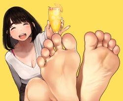 Rule 34 | 1girl, alcohol, artist request, champagne, feet, highres, smile, yellow background