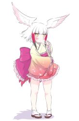Rule 34 | 1girl, alternate costume, bird tail, bird wings, black hair, blunt bangs, blush, bow, commentary, frilled kimono, frilled obi, frilled sleeves, frills, full body, hand to own mouth, head wings, highres, japanese clothes, japanese crested ibis (kemono friends), kemono friends, kimono, long sleeves, looking at viewer, multicolored hair, obi, pigeon-toed, red eyes, sandals, sash, short hair, sidelocks, simple background, smile, solo, spread wings, tabi, tail, uho (uhoyoshi-o), waist bow, white background, white hair, wide sleeves, wings, yellow eyes