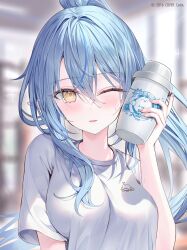 Rule 34 | 1girl, ahoge, blue hair, blurry, blurry background, blush, bottle, breasts, closed mouth, copyright name, cup, gym, hair between eyes, heart, heart ahoge, high ponytail, highres, holding, holding cup, hololive, indoors, large breasts, long hair, looking at viewer, multicolored hair, official art, one eye closed, parted lips, pointy ears, ponytail, rin yuu, shirt, short sleeves, sidelocks, smile, solo, streaked hair, sweat, t-shirt, upper body, very long hair, virtual youtuber, white shirt, yellow eyes, yukihana lamy