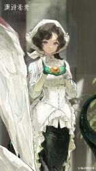 1girl absurdres anjo_nala black_hair black_skirt blurry blurry_background closed_mouth coif collared_shirt copyright_name copyright_notice corset cowboy_shot gem gloves green_gloves green_tail hands_up hat highres holding holding_gem lizard_tail logo long_hair looking_at_viewer official_art official_wallpaper outdoors pillar plant purple_eyes reverse:1999 shirt skirt solo statue tail torn_clothes torn_shirt torn_skirt white_corset white_hat white_shirt