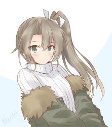 Rule 34 | 1girl, alternate hairstyle, bad id, bad twitter id, blush, closed mouth, fur-trimmed jacket, fur trim, green eyes, green hair, green jacket, hair between eyes, highres, jacket, kantai collection, long hair, long sleeves, looking at viewer, official alternate costume, open clothes, open jacket, ribbed sweater, shizuna kaede, side ponytail, solo, sweater, twitter username, two-tone background, upper body, white sweater, zuikaku (kancolle)