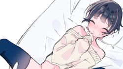 Rule 34 | 1boy, :&lt;, black hair, blue thighhighs, blush, closed eyes, closed mouth, cropped, facing viewer, highres, indie virtual youtuber, long sleeves, lying, male focus, moenaomii, moenaomii (artist), navel, off-shoulder sweater, off shoulder, on back, on bed, paid reward available, pillow, pink hair, short hair, simple background, sleeves past wrists, solo, spread legs, sweater, thighhighs, upper body, virtual youtuber, white background