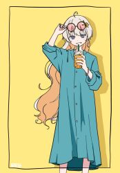 Rule 34 | 1girl, adjusting eyewear, ahoge, alternate design, arm up, blue dress, blue eyes, bracelet, bright pupils, coffee cup, colored inner hair, commentary, cup, disposable cup, dress, drink, drinking straw, drop shadow, eyewear on head, feet out of frame, floating hair, grey hair, grin, hair ornament, head tilt, holding, holding drink, jewelry, kizuna akari, light blush, long hair, looking at viewer, multicolored hair, orange hair, pepechi, round eyewear, signature, sleeves past elbows, sleeves rolled up, smile, solo, standing, sunglasses, voiceroid, wavy hair, white hair, white pupils, yellow background, yellow nails