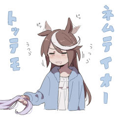 Rule 34 | 2girls, animal ears, blue jacket, brown hair, character request, closed eyes, commentary, ear wiggle, holding another&#039;s hair, horse ears, jacket, long sleeves, multicolored hair, multiple girls, open mouth, purple hair, ree (re-19), saliva, shirt, simple background, sleepy, streaked hair, symbol-only commentary, tokai teio (umamusume), translation request, umamusume, upper body, white background, white shirt