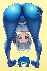 Rule 34 | &gt;:3, 1girl, :3, anus, ass, bent over, breasts, brown eyes, cameltoe, copyright request, from behind, highres, looking at viewer, looking back, looking through own legs, ookuma nekosuke, pantylines, shiny clothes, short hair, silver hair, simple background, skin tight, smile, solo, spandex, upside-down, v-shaped eyebrows, yellow background