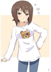 Rule 34 | 1girl, alternate costume, anger vein, annoyed, bad tag, blue pants, blush, boko (girls und panzer), border, breasts, brown eyes, brown hair, collarbone, cowboy shot, facing viewer, frown, girls und panzer, hand on own hip, japanese text, looking at viewer, ma-2 (konkon kitakitsune), medium breasts, nishizumi maho, orange background, pants, question mark, shirt, simple background, solo, standing, t-shirt, white border, white shirt