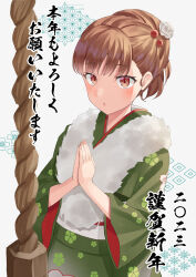 Rule 34 | 1girl, alternate costume, alternate hairstyle, brown eyes, commentary request, feather boa, floral print, green kimono, hair bun, hair up, highres, japanese clothes, kantai collection, kimono, light blush, looking at viewer, mayura (lucadia), new year, official alternate costume, ooi (kancolle), open mouth, palms together, praying, print kimono, rope, shimenawa, simple background, solo, translation request, wide sleeves