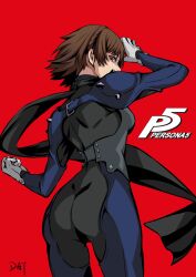 1girl ass back black_bodysuit black_scarf blue_bodysuit bodysuit braid breasts brown_hair clenched_hand crown_braid da-cart from_behind gloves highres long_scarf looking_at_viewer looking_back medium_breasts niijima_makoto persona persona_5 red_background red_eyes scarf short_hair shoulder_spikes simple_background skin_tight solo spikes staring two-tone_bodysuit white_gloves