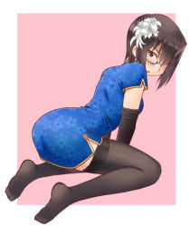 Rule 34 | 10s, 1girl, black eyes, black gloves, black hair, black thighhighs, blue dress, blush, china dress, chinese clothes, commentary request, dress, elbow gloves, floral print, flower, from behind, girls und panzer, gloves, hair flower, hair ornament, hair over one eye, kawashima momo, kneeling, looking at viewer, looking back, monocle, outside border, parted lips, pink background, print dress, short dress, short hair, short sleeves, solo, thighhighs, uona telepin