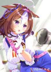 Rule 34 | 1girl, :3, :d, ahoge, animal ears, blush, breasts, brown hair, chromatic aberration, commentary request, dated, gloves, hair between eyes, hairband, highres, horse ears, horse girl, large breasts, medium hair, meisho doto (umamusume), mochiko tsuru, multicolored hair, open mouth, purple eyes, signature, smile, solo, streaked hair, umamusume, white gloves, white hair