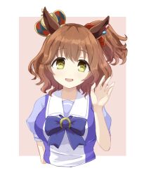 Rule 34 | 1girl, animal ears, arm at side, aston machan (umamusume), border, bow, bowtie, breasts, brown hair, closed mouth, commentary request, cropped torso, crown, green eyes, hair ornament, hair scrunchie, hand up, highres, horse ears, horse girl, horse tail, looking at viewer, pink background, ponytail, puffy short sleeves, puffy sleeves, purple shirt, purple skirt, sangria (sangria69), school uniform, scrunchie, shirt, short hair, short sleeves, skirt, small breasts, smile, solo, summer uniform, tail, tracen school uniform, umamusume, upper body, waving, white border