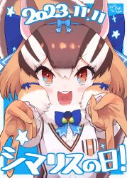 Rule 34 | 1girl, animal ears, blue background, brown eyes, brown hair, chipmunk ears, chipmunk girl, chipmunk tail, extra ears, gloves, highres, kemono friends, kemono friends v project, kitsunetsuki itsuki, looking at viewer, microphone, multicolored hair, ribbon, shirt, short hair, siberian chipmunk (kemono friends), simple background, smile, solo, tail, translation request, two-tone hair, upper body, vest, virtual youtuber, white hair
