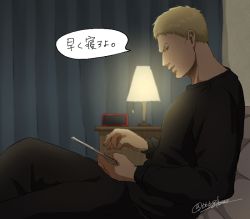 Rule 34 | 1boy, bad id, bad pixiv id, black shirt, bun (bbb81bun), casual, curtains, holding, holding phone, looking at viewer, male focus, on bed, pectorals, phone, pov across bed, reiner braun, shingeki no kyojin, shirt, short hair, smile, solo, translation request