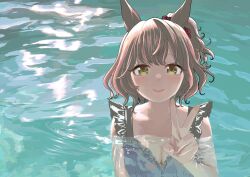 Rule 34 | 1girl, animal ears, aston machan (umamusume), breasts, brown hair, cleavage, closed mouth, green eyes, hand up, highres, horse ears, light blush, looking at viewer, one-piece swimsuit, parted lips, partially submerged, short hair, side ponytail, small breasts, smile, solo, swimsuit, umamusume, upper body, v, water, yada kamo