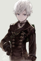 Rule 34 | 1boy, 2017, artist name, black gloves, blue eyes, capriccio, choker, closed mouth, dated, gloves, grey background, hand on own hip, hibanar, long sleeves, looking at viewer, male focus, nier:automata, nier (series), signature, simple background, solo, strap, upper body, white hair, 9s (nier:automata)