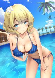 Rule 34 | 1girl, alternate costume, ameche, bikini, blonde hair, blue eyes, blush, breasts, cleavage, closed mouth, colorado (kancolle), flower, hair flower, hair ornament, highres, kantai collection, large breasts, navel, ocean, palm tree, pool, short hair, smile, solo, striped bikini, striped clothes, swimsuit, tree