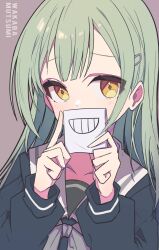 1girl atsuko&#039;s_grin_(meme) bang_dream! bang_dream!_it&#039;s_mygo!!!!! blue_shirt blush character_name commentary_request green_hair grey_background grey_neckerchief hair_ornament hairclip highres holding long_hair long_sleeves looking_at_viewer meme neckerchief sailor_collar school_uniform serafuku shirt solo tsukinomori_school_uniform upper_body wakaba_mutsumi white_sailor_collar yellow_eyes zhong_xiansheng