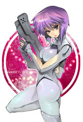 Rule 34 | 00s, 1girl, ass, bodysuit, breasts, ghost in the shell, ghost in the shell stand alone complex, gun, hitowa, kusanagi motoko, purple eyes, purple hair, shiny clothes, short hair, solo, weapon