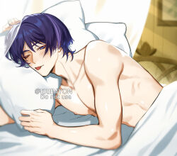 Rule 34 | 1boy, artist name, bare pectorals, bare shoulders, bed sheet, bedroom, collarbone, eriimyon, eyeliner, genshin impact, highres, indoors, looking at viewer, makeup, male focus, on bed, one eye closed, pectorals, pillow, purple eyes, purple hair, red eyeliner, scaramouche (genshin impact), seductive smile, smile, solo, sunlight, topless male, twitter username, under covers