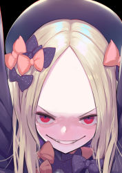 1girl abigail_williams_(fate) black_background black_bow black_hat blonde_hair blush bow evil_grin evil_smile eyebrows eyelashes fate/grand_order fate_(series) forehead grin hair_bow hat long_sleeves looking_at_viewer multiple_hair_bows open_mouth orange_bow polka_dot polka_dot_bow red_eyes smile solo tears ursica