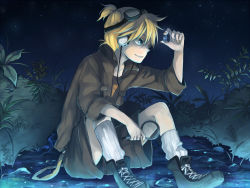 Rule 34 | 1boy, blonde hair, blue eyes, goggles, headphones, jewelry, kagamine len, magnifying glass, male focus, nature, outdoors, shoes, short hair, shorts, sitting, smile, socks, solo, tama (songe), vocaloid