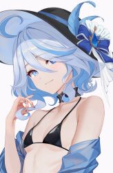 Rule 34 | 1girl, ahoge, bare shoulders, bikini, black bikini, black hat, blue bow, blue eyes, blue hair, blue nails, bow, breasts, commentary request, furina (genshin impact), genshin impact, grey background, hat, hat bow, highres, multicolored hair, off shoulder, small breasts, smile, solo, stomach, streaked hair, swimsuit, zero pi