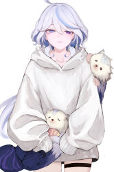 1girl absurdres ahoge blue_eyes collarbone commentary furina_(genshin_impact) genshin_impact half-closed_eyes heterochromia highres hood hood_down hoodie leisurely_otter_(genshin_impact) long_hair long_sleeves multicolored_hair otter parted_lips puffy_long_sleeves puffy_sleeves shell sidelocks simple_background solo standing straight-on streaked_hair suzukano_pon thigh_strap very_long_hair white_background white_hair white_hoodie