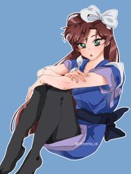 Rule 34 | 1girl, arm rest, black pantyhose, blue background, blunt ends, bow, brown hair, crossed arms, deary me, green eyes, hair bow, highres, japanese clothes, kimono, knees up, kuonji ukyou, long hair, looking at viewer, no shoes, pantyhose, ranma 1/2, simple background, sitting, solo, tasuki, tsurime, twitter username, white bow, yukata