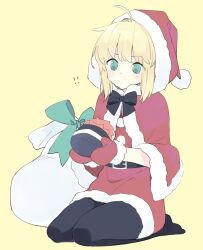 Rule 34 | 1girl, 87banana, artoria pendragon (all), artoria pendragon (fate), bag, belt, belt buckle, black belt, black bow, blonde hair, bow, buckle, capelet, fate/stay night, fate (series), green eyes, hat, red capelet, saber (fate), santa costume, santa hat, seiza, sitting, solo, white trim, yellow background