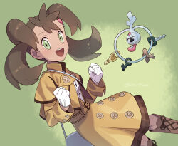 Rule 34 | 1girl, :d, bag, boots, brown footwear, brown hair, buttons, clenched hands, commentary request, creatures (company), eyelashes, game freak, gen 6 pokemon, gloves, green background, green eyes, happy, jacket, klefki, long hair, looking at viewer, momoji (lobolobo2010), nintendo, official alternate costume, open mouth, pokemon, pokemon (creature), pokemon masters ex, shauna (pokemon), shauna (special costume) (pokemon), shirt, shoulder bag, skirt, smile, teeth, tongue, twintails, upper teeth only, white gloves, white shirt, yellow jacket, yellow skirt